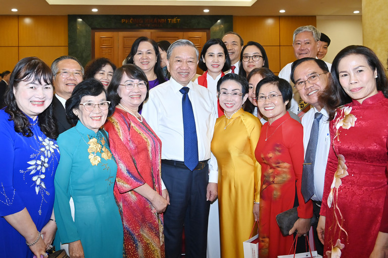 Tổng Bí thư Tô Lâm với các đại biểu Hội Khuyến học Việt Nam. (Ảnh: ĐĂNG KHOA) a11-bnd-6211.jpg