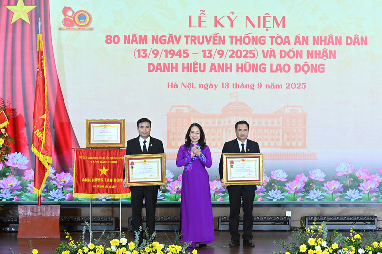 Phó Chủ tịch nước Võ Thị Ánh Xuân trao Huân chương Lao động hạng Nhất tặng Tòa án nhân dân thành phố Hà Nội và Tòa án nhân dân Thành phố Hồ Chí Minh. (Ảnh: ĐĂNG KHOA) a8-bnd-5012.jpg