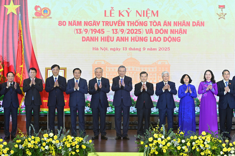 Tổng Bí thư Tô Lâm và các đồng chí lãnh đạo Đảng, Nhà nước dự Lễ kỷ niệm 80 năm Ngày truyền thống Tòa án nhân dân. (Ảnh: ĐĂNG KHOA) a1-bnd-5167.jpg