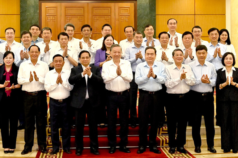 Tổng Bí thư Tô Lâm và các đồng chí lãnh đạo Đảng, Nhà nước với Ban Thường vụ Đảng ủy Quốc hội. (Ảnh: ĐĂNG KHOA) a6-bnd-4020.jpg