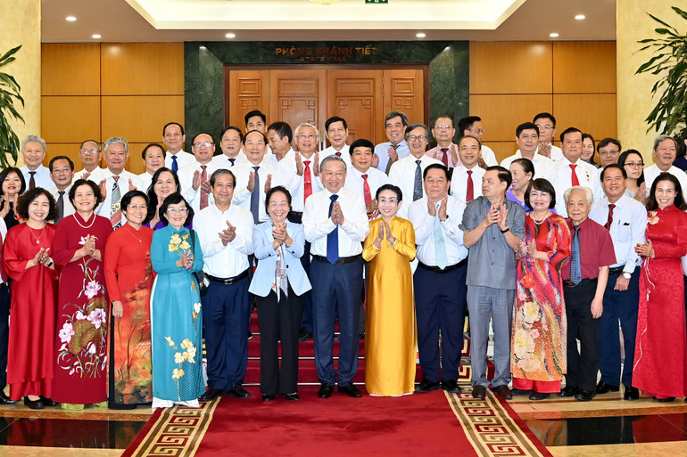 Tổng Bí thư Tô Lâm với Ban Thường vụ Trung ương Hội Khuyến học Việt Nam. (Ảnh: ĐĂNG KHOA) a12-bnd-6201.jpg