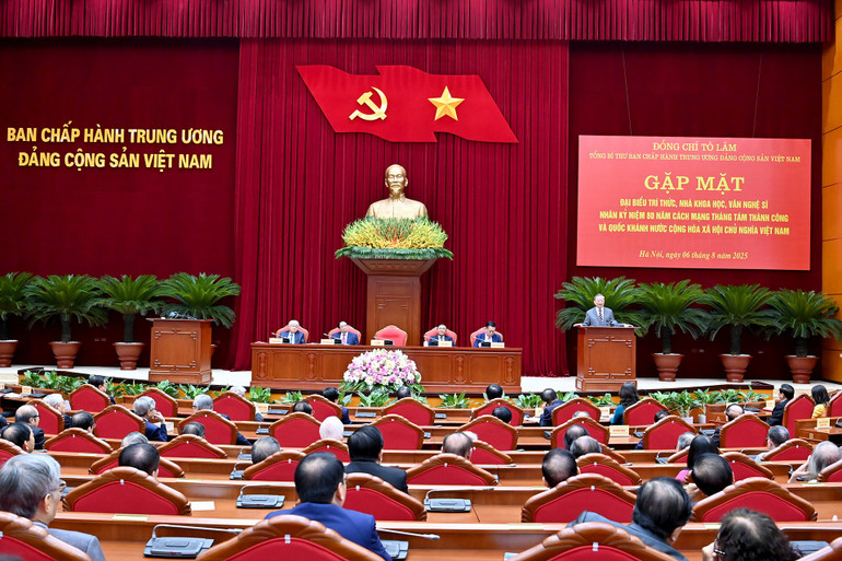 Quang cảnh Hội nghị gặp mặt đại biểu trí thức, nhà khoa học, văn nghệ sĩ. (Ảnh: ĐĂNG KHOA) a6-bnd-8832.jpg