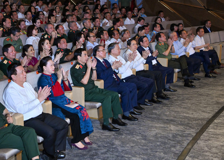 Tổng Bí thư Tô Lâm, các đồng chí lãnh đạo Đảng, Nhà nước và đại biểu dự Chương trình nghệ thuật. z6864221866463-67b3bd902df43e4bf478328c3cd1e3f6.jpg