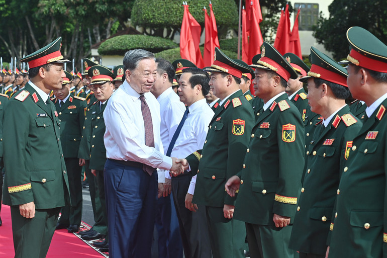 Tổng Bí thư Tô Lâm với cán bộ, sĩ quan Quân đoàn 12 (Bộ Quốc phòng). (Ảnh: ĐĂNG KHOA) a3-bnd-7546.jpg