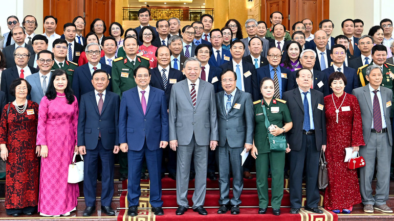 Tổng Bí thư Tô Lâm, Thủ tướng Chính phủ Phạm Minh Chính và các đồng chí lãnh đạo Đảng, Nhà nước với các đại biểu trí thức, nhà khoa học, văn nghệ sĩ. (Ảnh: ĐĂNG KHOA) a1-bnd-8883.jpg