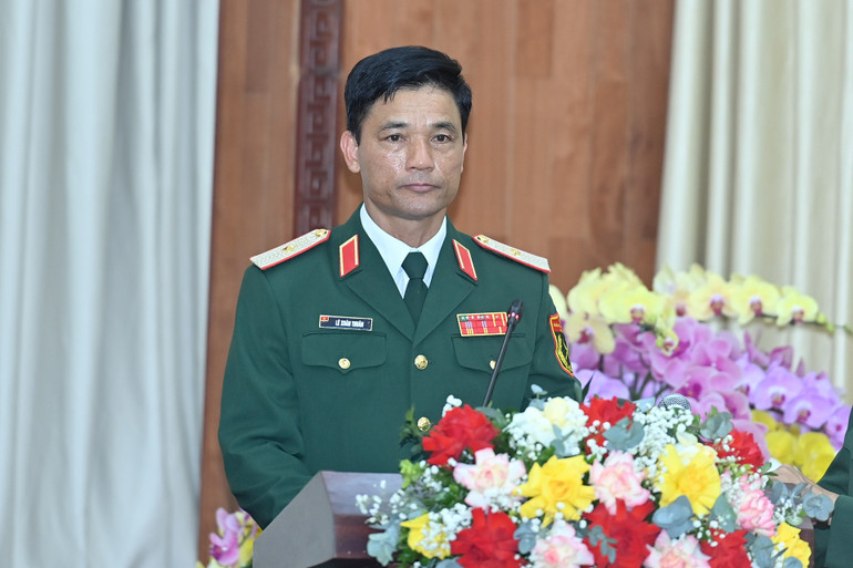Thiếu tướng Lê Xuân Thuân, Tư lệnh Quân đoàn 12 báo cáo tại buổi làm việc. (Ảnh: ĐĂNG KHOA) a6-bnd-7889.jpg