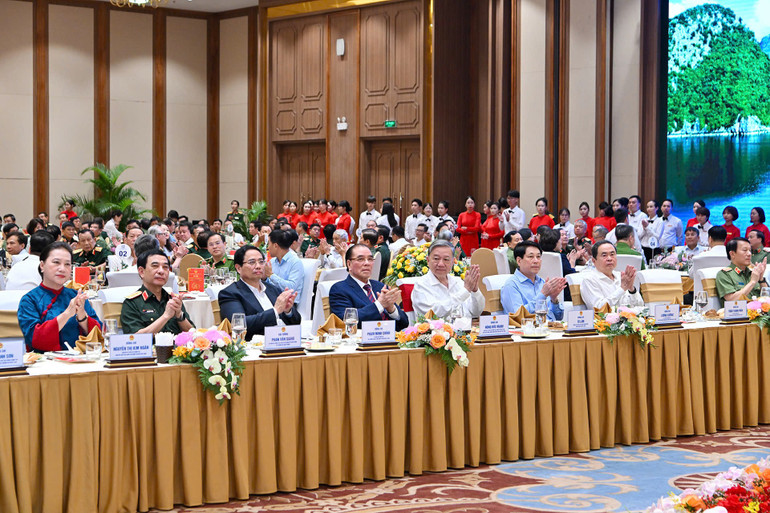 Tổng Bí thư Tô Lâm, các đồng chí lãnh đạo Đảng, Nhà nước và đại biểu tại buổi gặp mặt. z6864258298433-e81c2c842cf741b387851dd13bb2f74b.jpg