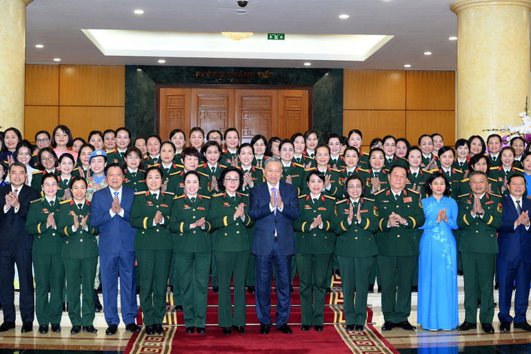 លោក តូ ឡាំ អគ្គលេខាធិការ និងគណៈប្រតិភូដែលចូលរួមកិច្ចប្រជុំ។ (រូបថត៖ ដាំង ខៅ) a1-bnd-2383.jpg