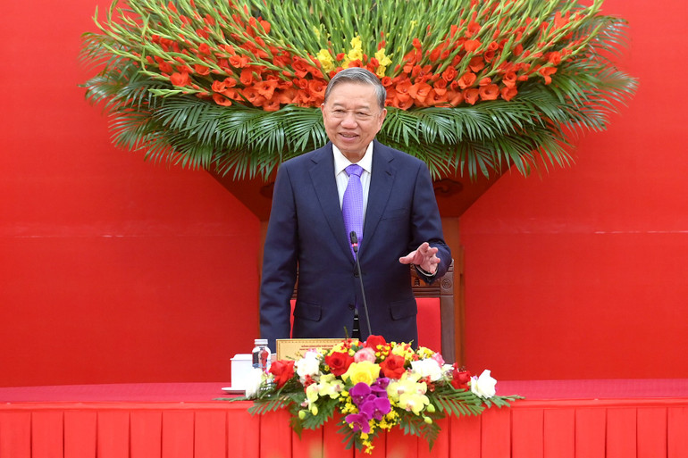 អគ្គលេខាធិការ តូ ឡាំ ថ្លែងនៅក្នុងកិច្ចប្រជុំជាមួយគណៈប្រតិភូគំរូដែលចូលរួមសមាជនារីក្នុងជួរកងទ័ពលើកទី៨។ (រូបថត៖ ដាំង ខៅ) a4-bnd-2324.jpg