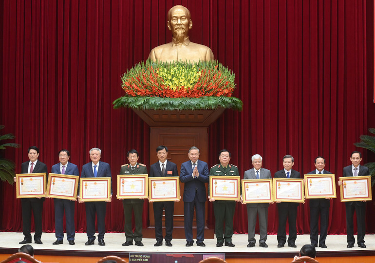 เลขาธิการใหญ่โต ลัม มอบเครื่องราชอิสริยาภรณ์เอกราชชั้นที่สามและเครื่องราชอิสริยาภรณ์แรงงานชั้นที่หนึ่งแก่บรรดาผู้นำ (ภาพ: ดัง คัว) a15-bnd-1460.jpg