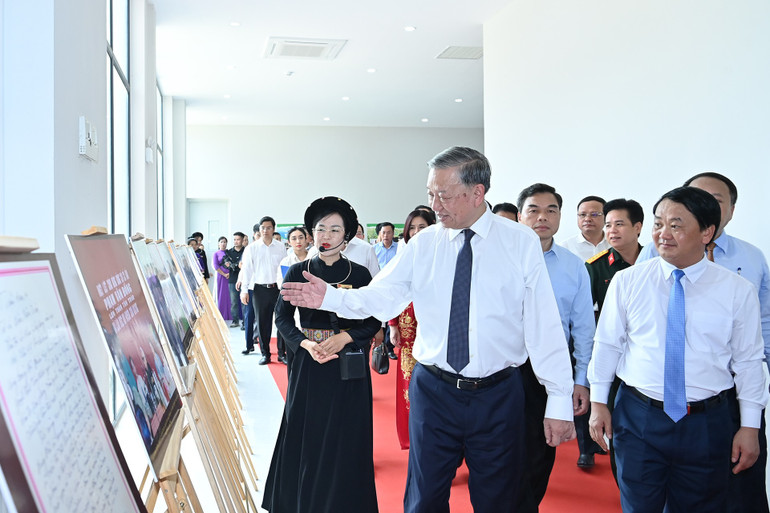 Tổng Bí thư Tô Lâm tham quan trưng bày ảnh tại Bảo tàng ATK, xã Tân Trào, tỉnh Tuyên Quang. (Ảnh: ĐĂNG KHOA) a5-bnd-1908.jpg