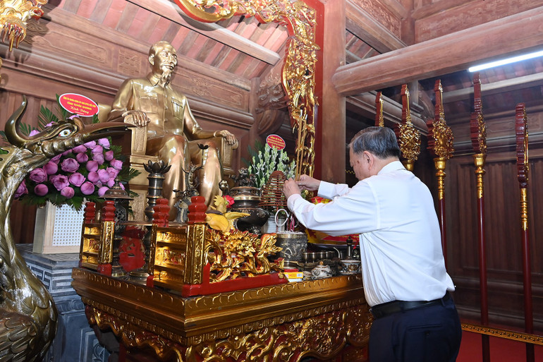 Tổng Bí thư Tô Lâm thành kính dâng hương tưởng niệm Chủ tịch Hồ Chí Minh. (Ảnh: ĐĂNG KHOA) a4-bnd-1341.jpg