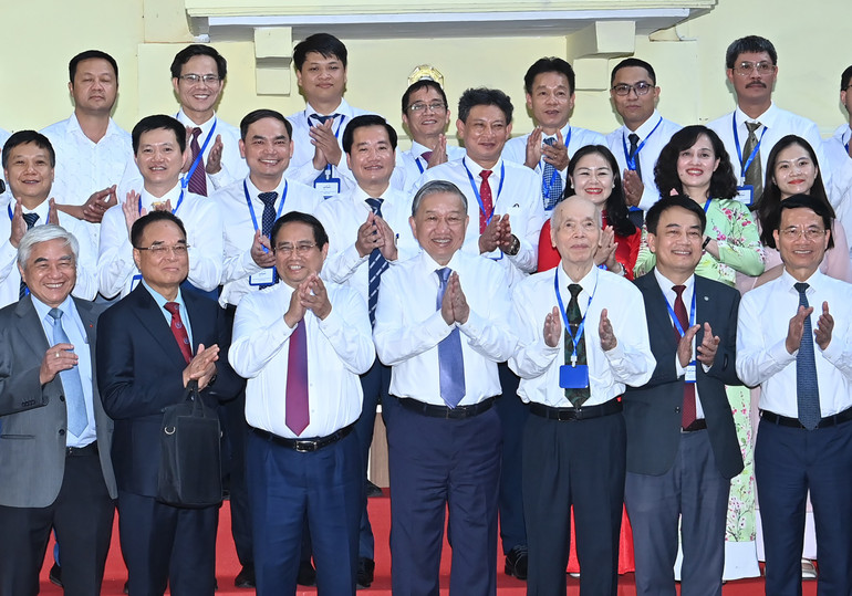 Tổng Bí thư Tô Lâm, Thủ tướng Chính phủ Phạm Minh Chính với cán bộ, nhân viên Viện Năng lượng nguyên tử Việt Nam. (Ảnh: ĐĂNG KHOA) a2-bnd-2259.jpg