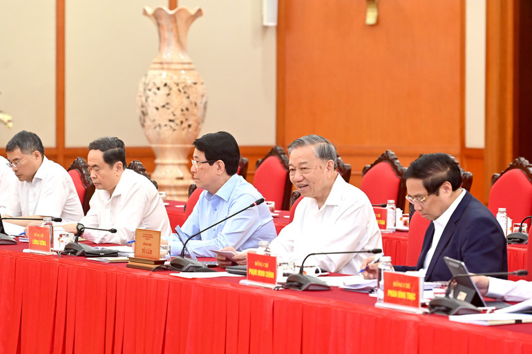 Các đồng chí Ủy viên Bộ Chính trị dự buổi làm việc với Ban Thường vụ Đảng ủy các cơ quan Đảng Trung ương. (Ảnh: ĐĂNG KHOA) a10-bnd-3508.jpg