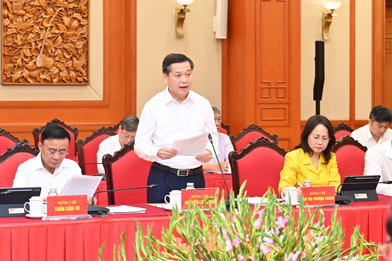 Đồng chí Nguyễn Long Hải, Phó Bí thư Đảng ủy các cơ quan Đảng Trung ương trình bày báo cáo tại buổi làm việc. (Ảnh: ĐĂNG KHOA) a4-bnd-3419.jpg