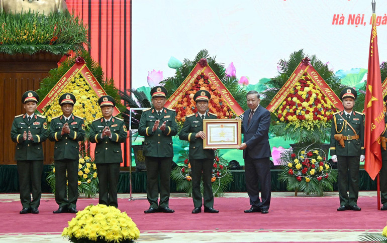 Tổng Bí thư Tô Lâm trao danh hiệu Anh hùng Lực lượng vũ trang nhân dân cho Bộ Tổng Tham mưu Quân đội nhân dân Việt Nam. (Ảnh: DUY LINH) z6982596263230-9c5e401a0b85713fed0f463f0895b206.jpg