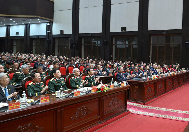 Các đồng chí lãnh đạo Đảng, Nhà nước, Bộ Quốc phòng dự Lễ kỷ niệm. (Ảnh: DUY LINH) z6982596263233-ae6015c2a51361c31640dcc4a92ad505.jpg