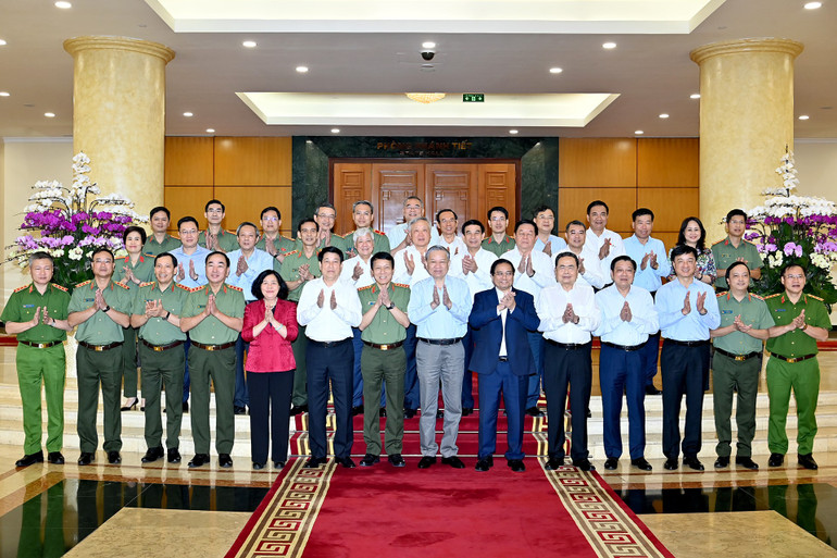 Tổng Bí thư Tô Lâm và các đồng chí lãnh đạo Đảng, Nhà nước với Ban Thường vụ Đảng ủy Công an Trung ương. (Ảnh: ĐĂNG KHOA) a9-bnd-3295.jpg