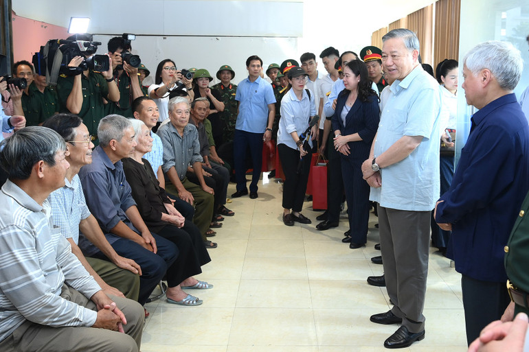 Tổng Bí thư Tô Lâm thăm hỏi, động viên nhân dân tỉnh Thái Nguyên bị thiệt hại do bão, lũ gây ra. (Ảnh: ĐĂNG KHOA) a3-bnd-3514.jpg