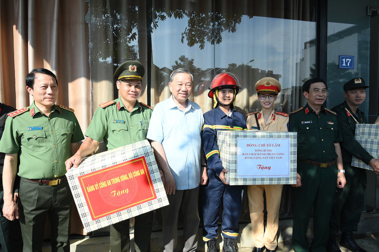 Tổng Bí thư Tô Lâm trao quà tặng lực lượng vũ trang tham gia khắc phục hậu quả bão lụt trên địa bàn tỉnh Thái Nguyên. (Ảnh: ĐĂNG KHOA) a4-bnd-3573.jpg