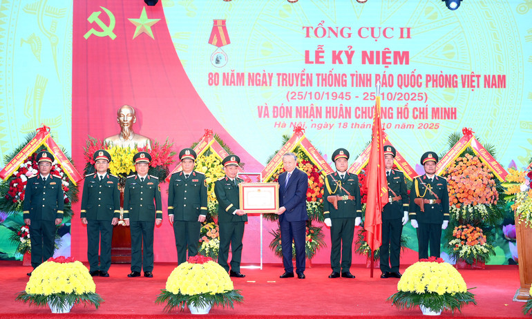 Tổng Bí thư Tô Lâm, Bí thư Quân ủy Trung ương, trao Huân chương Hồ Chí Minh tặng Tổng cục II, Bộ Quốc phòng. (Ảnh: ĐĂNG KHOA) a1-bnd-4239.jpg