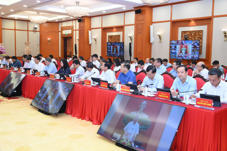 Các đại biểu tham dự phiên họp. a7-bnd-3022.jpg