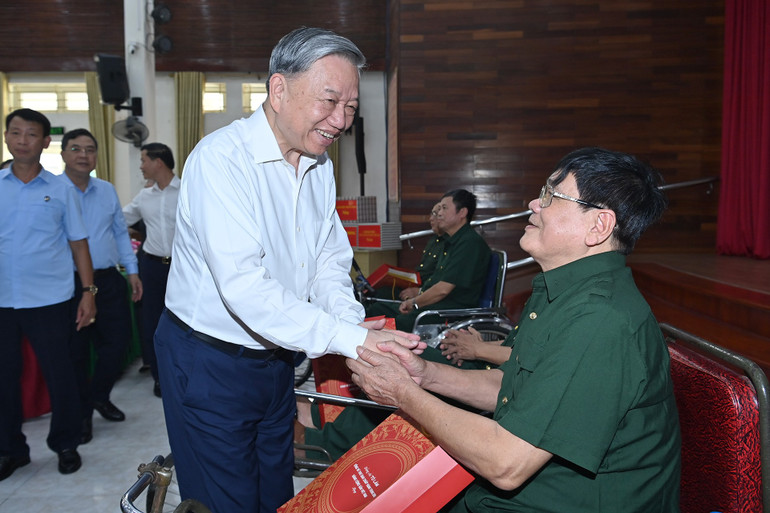 Tổng Bí thư Tô Lâm thăm hỏi các thương binh tại Trung tâm Điều dưỡng thương binh Thuận Thành. (Ảnh: ĐĂNG KHOA) a8-bnd-3793.jpg
