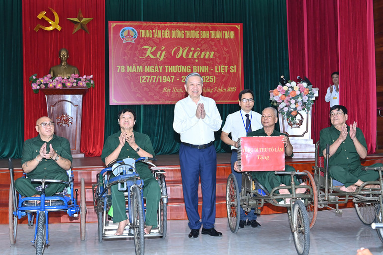 Tổng Bí thư Tô Lâm tặng quà cho các đồng chí thương binh. (Ảnh: ĐĂNG KHOA) a15-bnd-3745.jpg