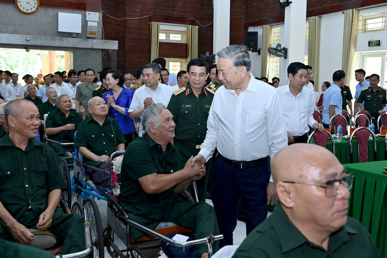 Tổng Bí thư Tô Lâm thăm hỏi các thương binh tại Trung tâm Điều dưỡng thương binh Thuận Thành. (Ảnh: ĐĂNG KHOA) a4-bnd-3664.jpg
