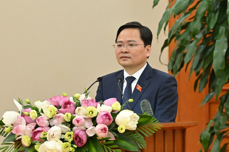 Đại biểu Quốc hội Nguyễn Anh Tuấn, Ủy viên Trung ương Đảng, Bí thư Tỉnh ủy Bắc Ninh, Chủ tịch Nhóm Đại biểu Quốc hội trẻ Khóa XV báo cáo tại buổi gặp mặt. (Ảnh: THỦY NGUYÊN) chi-0655.jpg