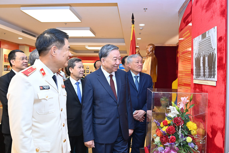 Tổng Bí thư Tô Lâm tham quan Phòng truyền thống của ngành kiểm sát nhân dân. (Ảnh ĐĂNG KHOA) a10-nd-5062.jpg