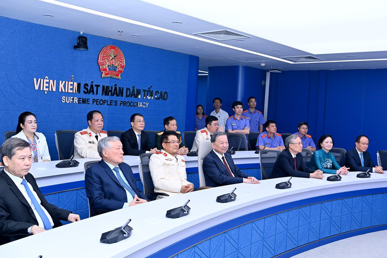 Tổng Bí thư Tô Lâm tham quan Trung tâm điều hành thông minh của ngành kiểm sát nhân dân. (Ảnh ĐĂNG KHOA) a9-bnd-5121.jpg