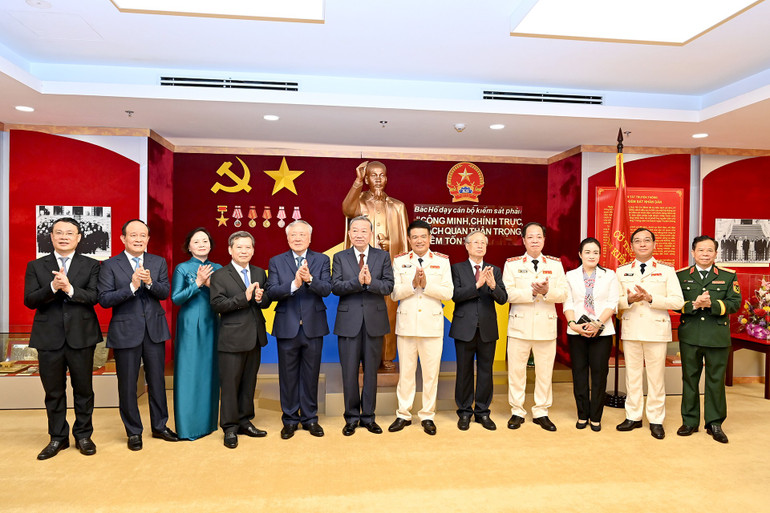 Tổng Bí thư Tô Lâm với các đại biểu. (Ảnh ĐĂNG KHOA) a8-bnd-5101.jpg