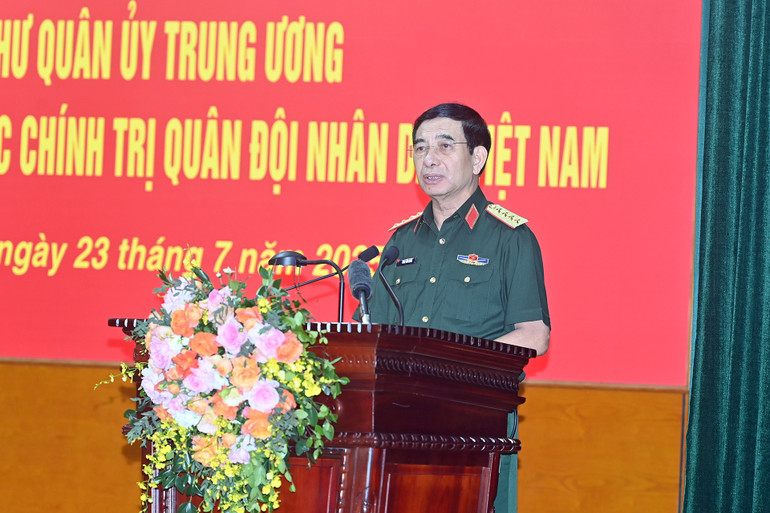 Đại tướng Phan Văn Giang, Ủy viên Bộ Chính trị, Phó Bí thư Quân ủy Trung ương, Bộ trưởng Quốc phòng phát biểu tại buổi làm việc. (Ảnh: ĐĂNG KHOA) a12-bnd-5525.jpg