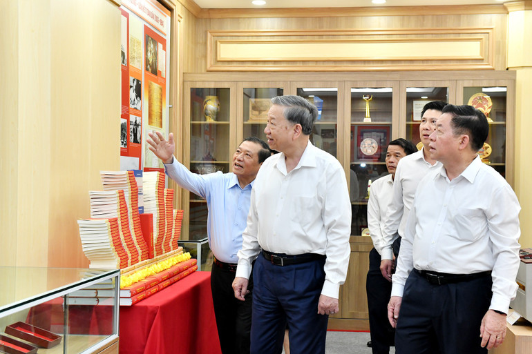 Tổng Bí thư Tô Lâm tham quan Phòng Truyền thống của Ban Tuyên giáo và Dân vận Trung ương. (Ảnh Đăng Khoa) a7-dsc-2662.jpg