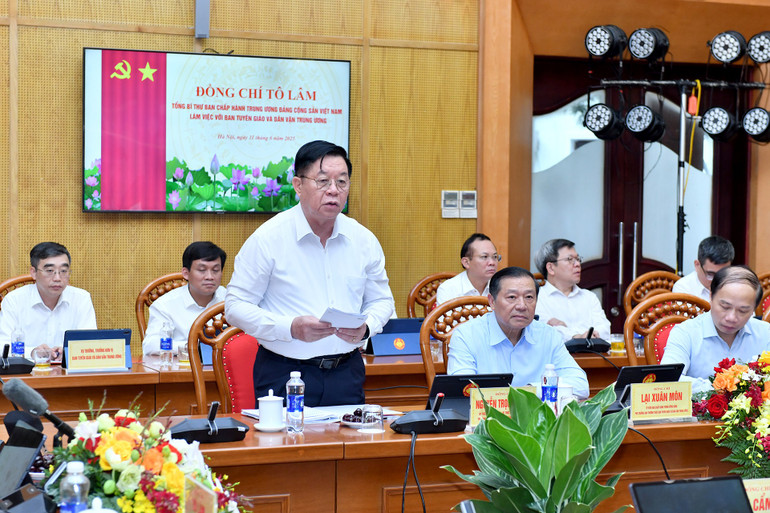 Trưởng Ban Tuyên giáo và Dân vận Trung ương Nguyễn Trọng Nghĩa phát biểu tại buổi làm việc. (Ảnh Đăng Khoa) a14-dsc-2872.jpg