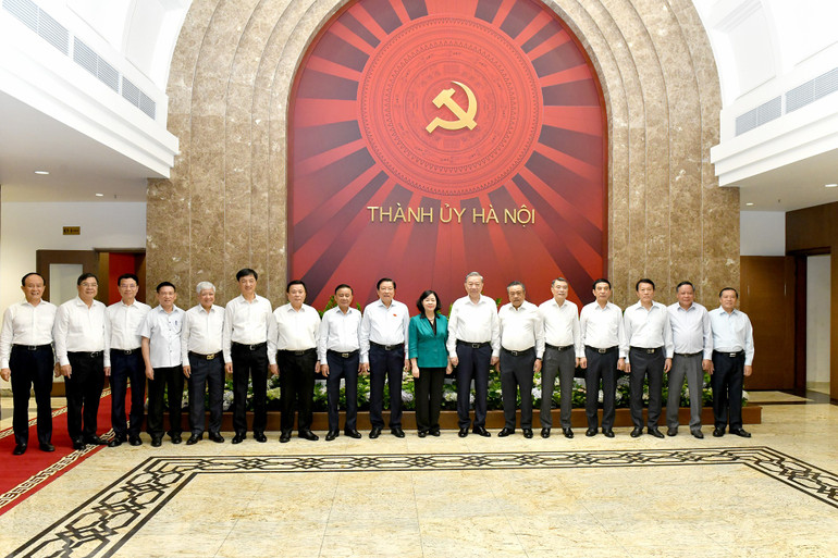 Tổng Bí thư Tô Lâm với các đồng chí lãnh đạo Đảng, Nhà nước và Ban Thường vụ Thành ủy Hà Nội. (Ảnh: Đăng Khoa) a4-dsc-3402.jpg