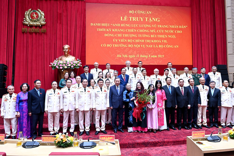 Tổng Bí thư Tô Lâm và các đồng chí lãnh đạo, nguyên lãnh đạo Đảng, Nhà nước và đại diện gia đình cố Bộ trưởng, Thượng tướng Bùi Thiện Ngộ tham dự Lễ truy tặng. (Ảnh: ĐĂNG KHOA) a8-bnd-9173.jpg