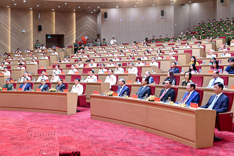 Tổng Bí thư Tô Lâm và các đồng chí lãnh đạo, nguyên lãnh đạo Đảng, Nhà nước, đại diện gia đình cố Bộ trưởng, Thượng tướng Bùi Thiện Ngộ dự lễ truy tặng. (Ảnh: ĐĂNG KHOA) a4-bnd-9069.jpg