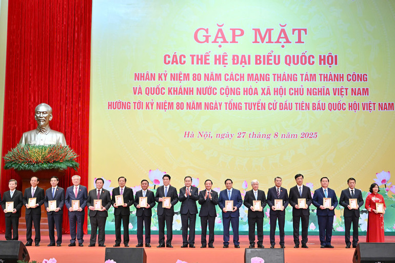 Chủ tịch Quốc hội Trần Thanh Mẫn trao Kỷ niệm chương "Vì sự nghiệp Quốc hội Việt Nam" tặng các đồng chí lãnh đạo Đảng, Nhà nước là đại biểu Quốc hội. z6949359080992-da8884699ce643f345ea40bd05ca5430.jpg
