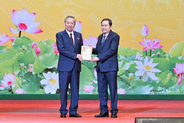 Chủ tịch Quốc hội Trần Thanh Mẫn trao tặng Tổng Bí thư Tô Lâm kỷ niệm chương “Vì sự nghiệp Quốc hội Việt Nam”. z6949356977028-f022aacbfaeb0173b8fcd3f6f5648305.jpg