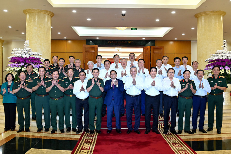 Tổng Bí thư Tô Lâm và các đồng chí lãnh đạo Đảng, Nhà nước với Ban Thường vụ Quân ủy Trung ương. (Ảnh: ĐĂNG KHOA) a8-bnd-5458.jpg