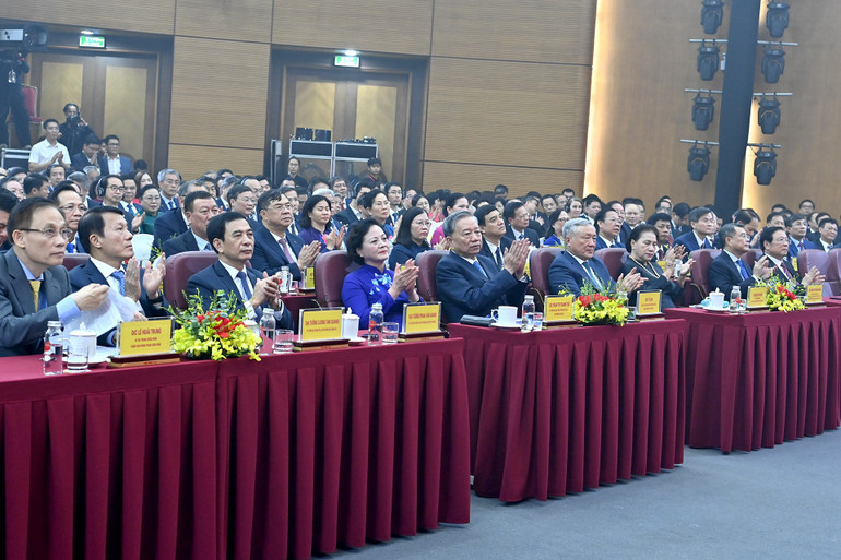 Tổng Bí thư Tô Lâm và các đại biểu dự Lễ kỷ niệm 80 năm Ngày thành lập Bộ Nội vụ. (Ảnh ĐĂNG KHOA) a4-bnd-5743.jpg