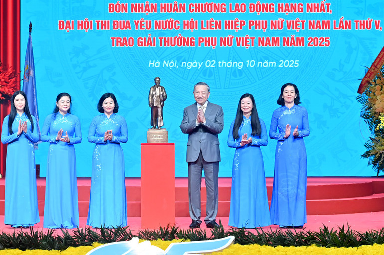 Tổng Bí thư Tô Lâm trao bức tượng Chủ tịch Hồ Chí Minh tặng Hội Liên hiệp Phụ nữ Việt Nam. (Ảnh: ĐĂNG KHOA) a11-bnd-0893.jpg