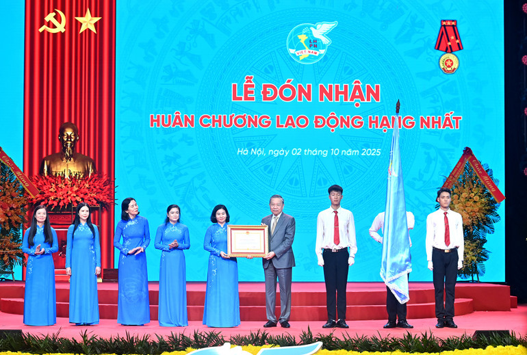 Tổng Bí thư Tô Lâm trao Huân chương Lao động hạng Nhất tặng Hội Liên hiệp Phụ nữ Việt Nam. (Ảnh: ĐĂNG KHOA) a1-bnd-0817.jpg
