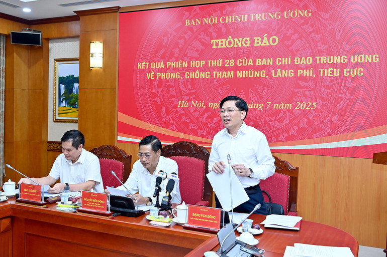 Đồng chí Đặng Văn Dũng, Phó Trưởng ban Nội chính Trung ương thông báo kết quả Phiên họp thứ 28. (Ảnh: ĐĂNG KHOA) a4-bnd-2514.jpg