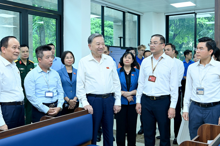 Tổng Bí thư Tô Lâm thăm Trung tâm phục vụ hành chính công phường Đống Đa, thành phố Hà Nội. (Ảnh: ĐĂNG KHOA) a7-bnd-1458.jpg