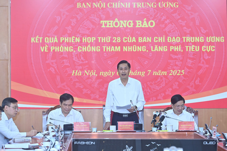 Đồng chí Nguyễn Hữu Đông, Ủy viên Trung ương Đảng, Phó Trưởng ban Nội chính Trung ương trao đổi một số nội dung tại cuộc họp. (Ảnh ĐĂNG KHOA) a2-bnd-2534.jpg