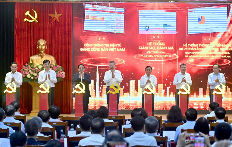 Tổng Bí thư Tô Lâm, Thủ tướng Chính phủ Phạm Minh Chính và các đồng chí lãnh đạo Đảng, Nhà nước thực hiện nghi thức ra mắt 3 nền tảng số phục vụ triển khai Nghị quyết số 57-NQ/TW. (Ảnh: ĐĂNG KHOA) a4-bnd-1186.jpg
