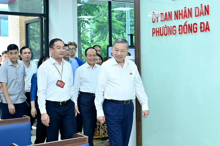 Tổng Bí thư Tô Lâm thăm Trung tâm phục vụ hành chính công phường Đống Đa, thành phố Hà Nội. (Ảnh: ĐĂNG KHOA) a1-bnd-1365.jpg